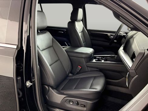 Used 2026 Chevrolet Suburban LT RWD image 9