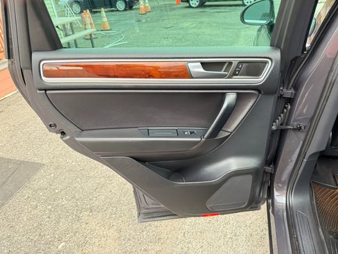 Used 2012 Volkswagen Touareg VR6 image 31
