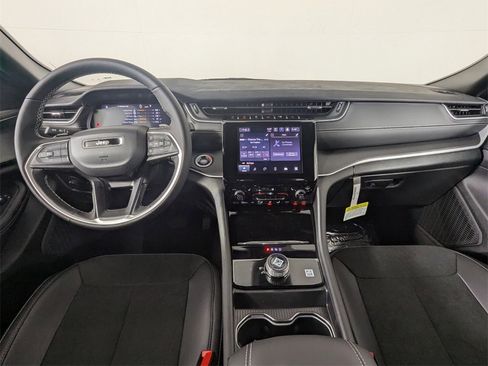 New 2025 Jeep Grand Cherokee Altitude image 15