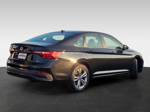 Used 2024 Volkswagen Jetta SE image 4