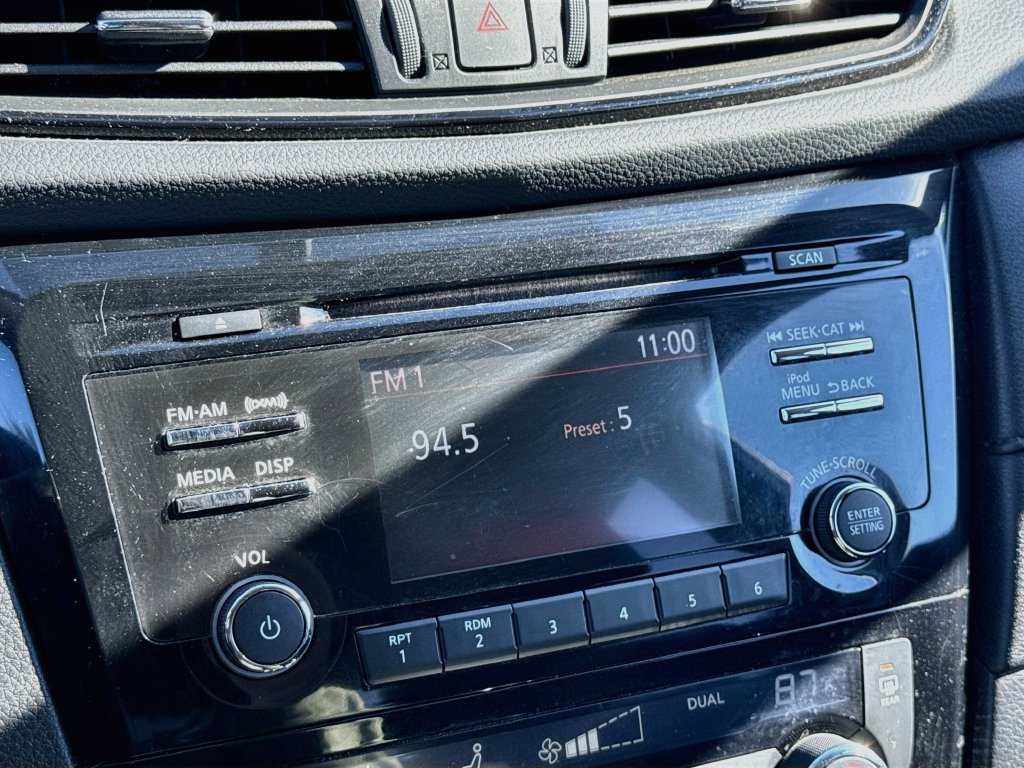 Used 2017 Nissan Rogue SV FWD image 23