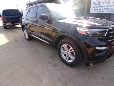 Used 2021 Ford Explorer XLT w/ Equipment Group 202A image 4