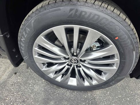 New 2026 Toyota Highlander Platinum AWD/4WD image 9
