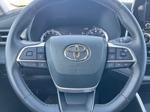 Used 2025 Toyota Highlander LE FWD image 30