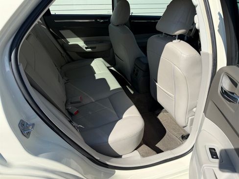 Used 2009 Chrysler 300 Touring RWD image 25
