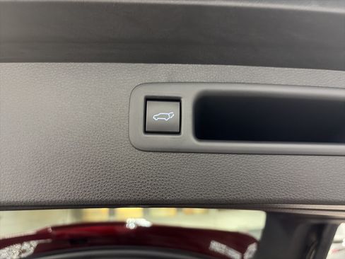 Used 2021 Toyota Highlander XLE AWD/4WD image 33