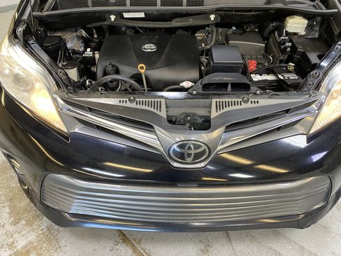 Used 2020 Toyota Sienna XLE w/ XLE Navigation Package image 9