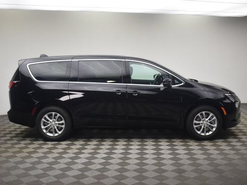 New 2027 Chrysler Pacifica Select AWD/4WD image 3