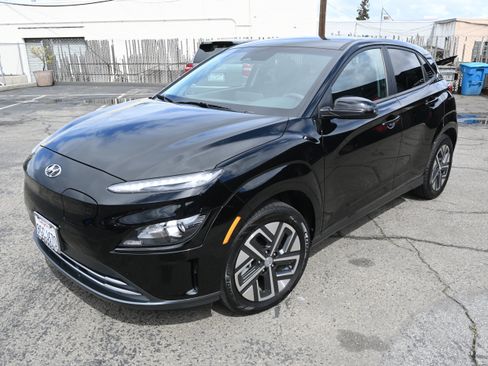 Used 2023 Hyundai Kona SE w/ Cargo Package FWD image 2