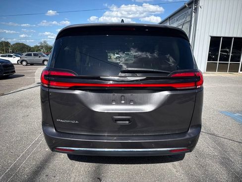 Used 2023 Chrysler Pacifica Touring-L FWD image 9