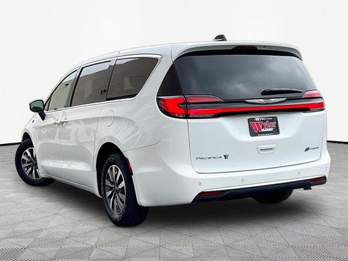Used 2023 Chrysler Pacifica Touring-L FWD image 4
