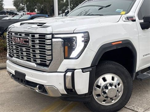 Used 2025 GMC Sierra 3500 Denali image 2