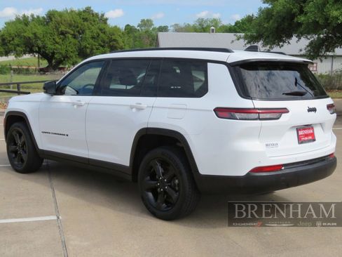 Used 2023 Jeep Grand Cherokee L Laredo image 3
