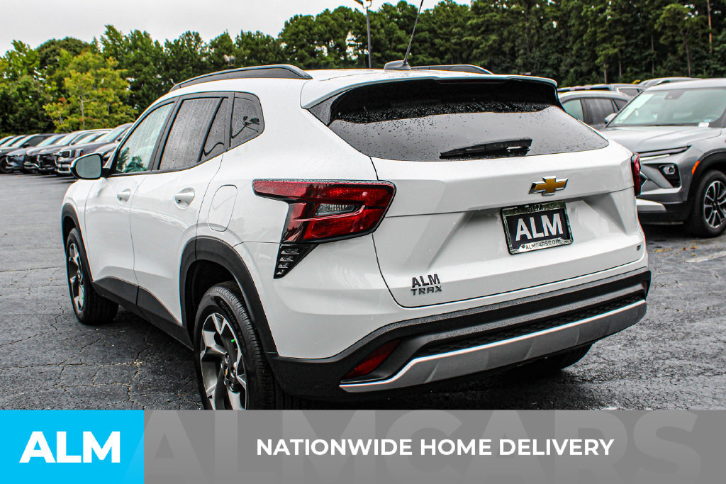 Used 2025 Chevrolet Trax LT FWD image 4