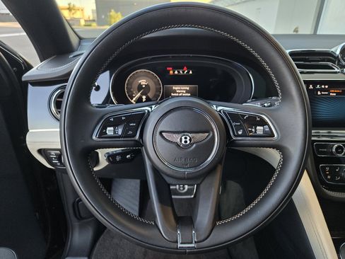 Used 2022 Bentley Bentayga image 32