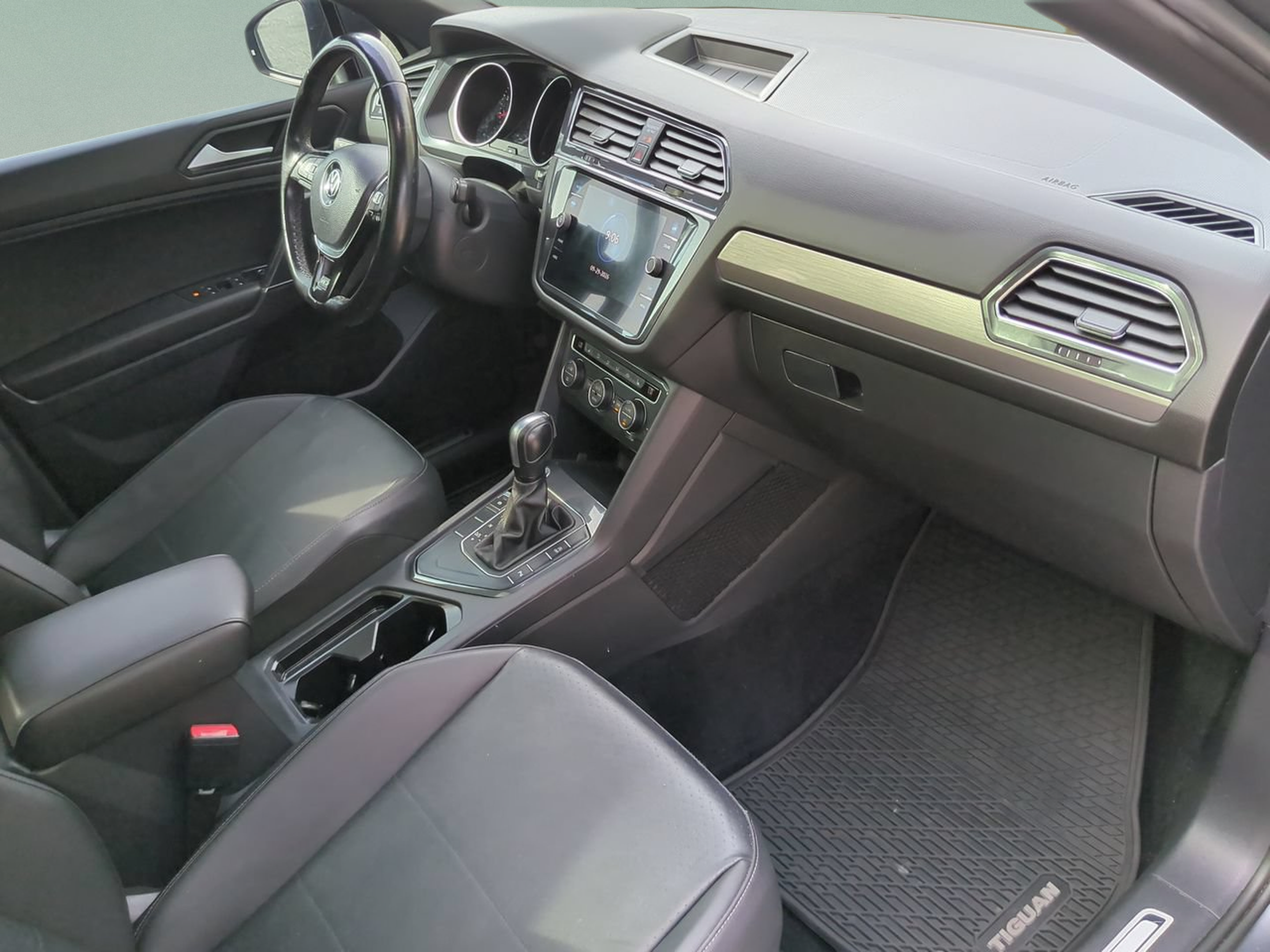 Used 2020 Volkswagen Tiguan SE R-Line FWD image 20