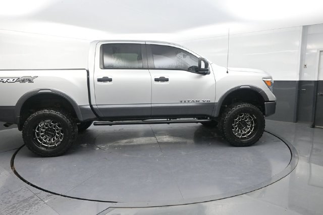 Used 2018 Nissan Titan PRO-4X w/ Pro-4x Convenience Package AWD/4WD image 9