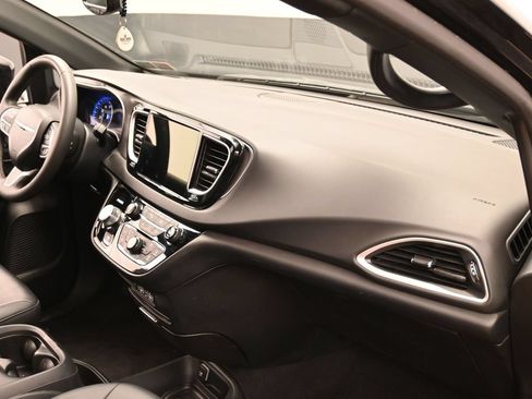 Used 2025 Chrysler Pacifica Select FWD image 38