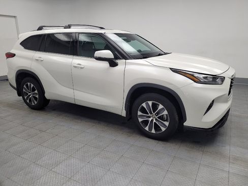 Used 2020 Toyota Highlander XLE image 11