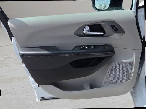 Used 2024 Chrysler Pacifica Touring-L FWD image 9