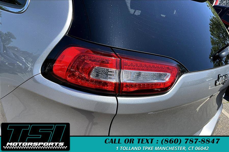 Used 2017 Jeep Cherokee Overland AWD/4WD image 31