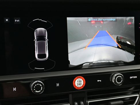 Certified 2025 Porsche Macan image 16