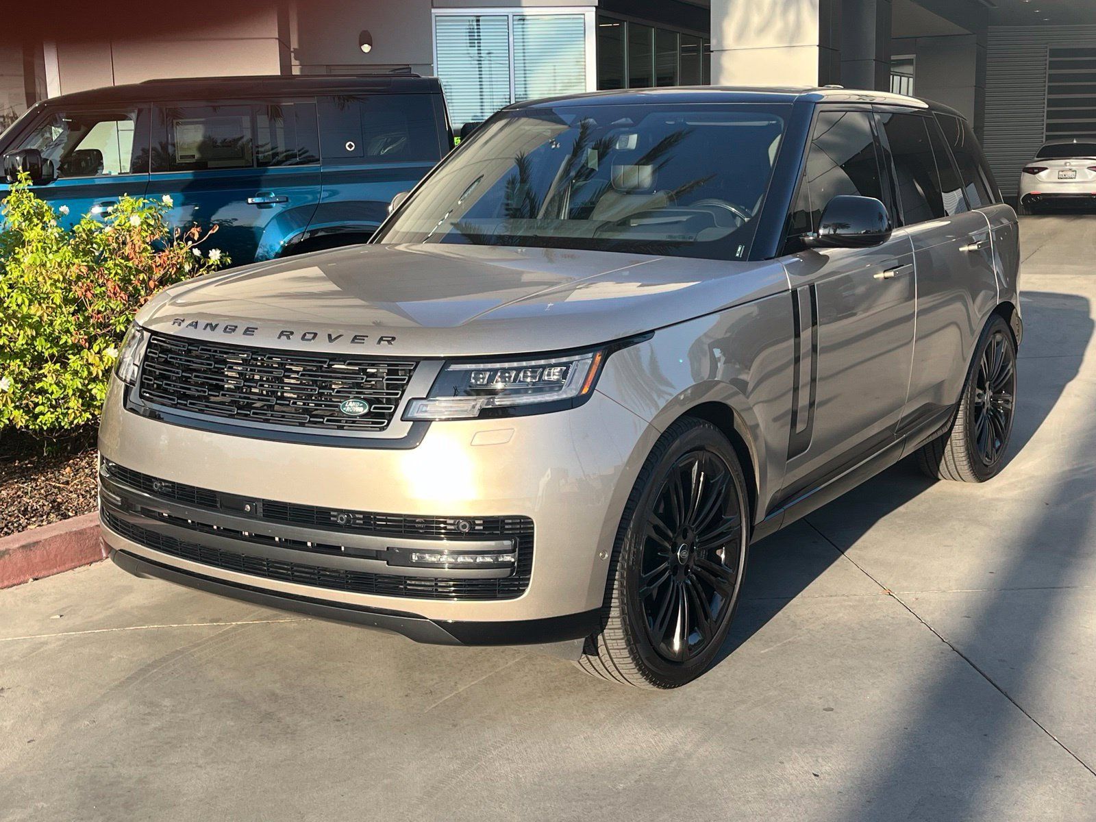Used 2024 Land Rover Range Rover SE AWD/4WD image 1