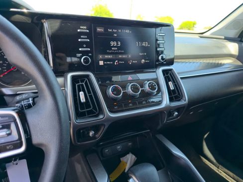 Used 2023 Kia Sorento LX image 22