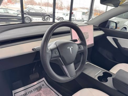 Used 2022 Tesla Model Y Long Range image 25