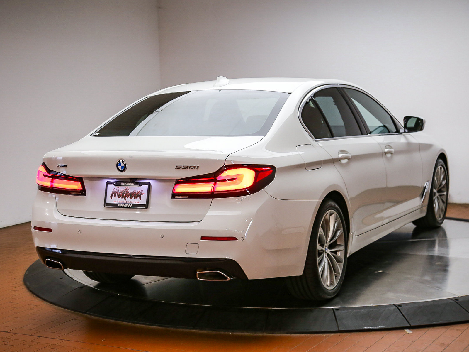 Used 2023 BMW 530i xDrive w/ Convenience Package AWD/4WD image 7