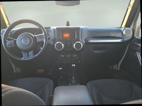 Used 2017 Jeep Wrangler Unlimited Rubicon w/ Connectivity Group image 11