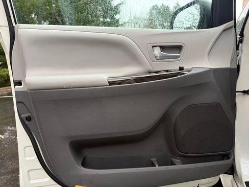 Used 2016 Toyota Sienna XLE w/ XLE Navigation Package image 17