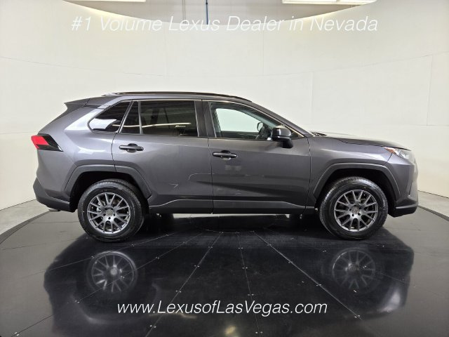 Used 2021 Toyota RAV4 LE AWD/4WD image 7