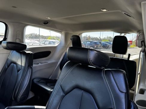 Used 2024 Chrysler Pacifica Touring-L image 18