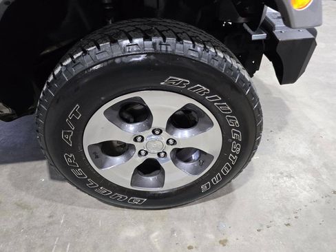 Used 2017 Jeep Wrangler Unlimited Sahara w/ Connectivity Group image 20