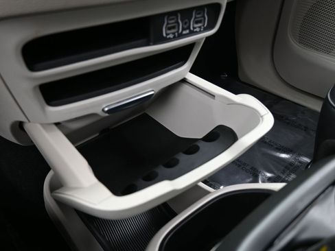 Used 2023 Chrysler Pacifica Touring-L image 27