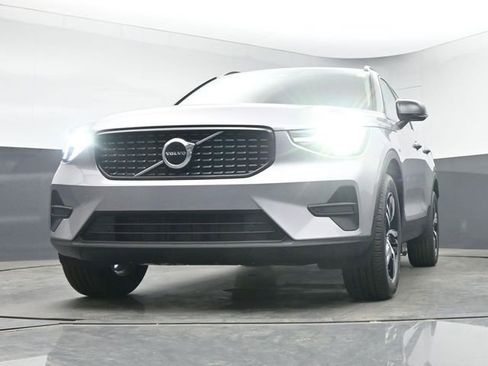 New 2026 Volvo XC40 B4 Core w/ Climate Package FWD image 37