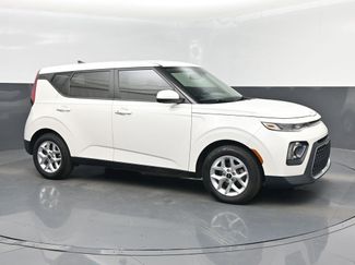 Certified 2022 Kia Soul S image 1