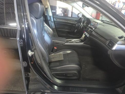 Used 2018 Honda Accord Touring image 12