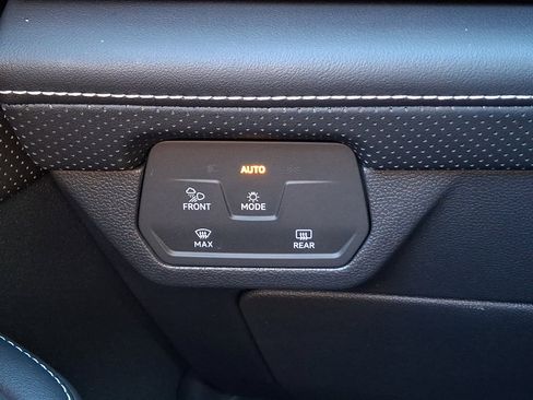 Used 2025 Volkswagen Atlas Cross Sport SE image 21