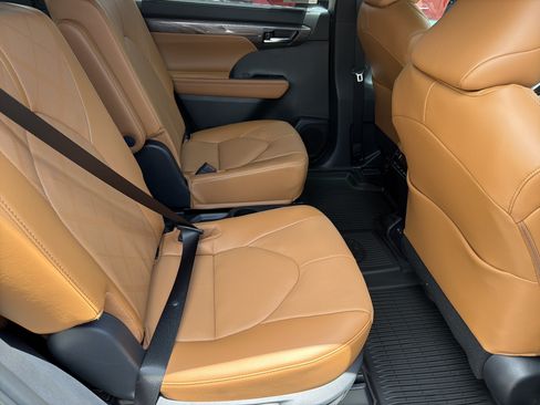 New 2026 Toyota Highlander Platinum AWD/4WD image 15