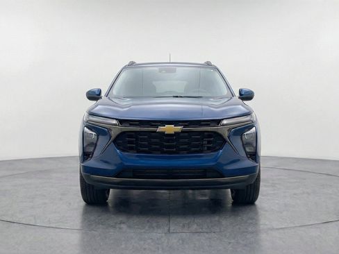 Used 2025 Chevrolet Trax LT FWD image 2