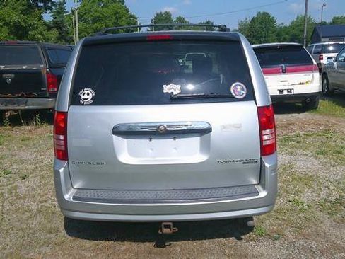 Used 2010 Chrysler Town & Country Touring FWD image 4