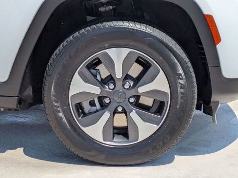 Used 2024 Jeep Grand Cherokee Limited 4xe image 9