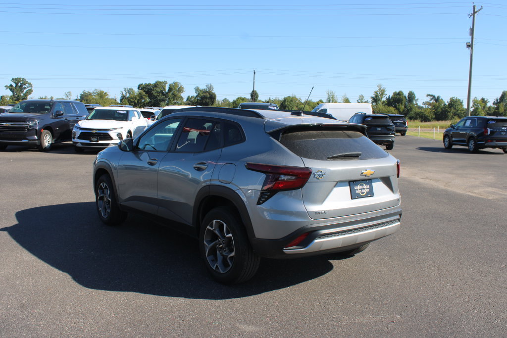 Used 2025 Chevrolet Trax LT FWD image 7