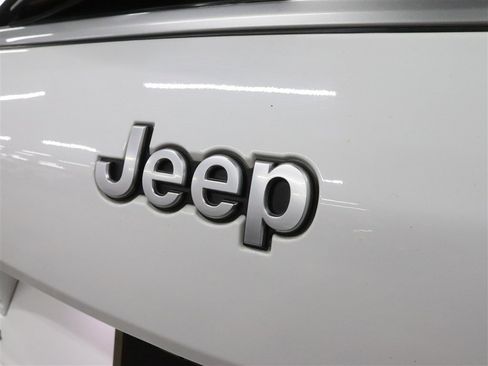 Used 2023 Jeep Grand Cherokee L Summit AWD/4WD image 10