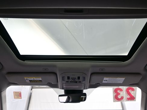 Used 2023 Toyota Highlander XLE AWD/4WD image 19