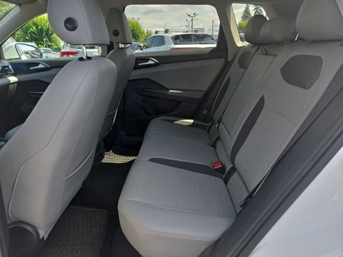 Used 2023 Volkswagen Taos SE w/ Panoramic Sunroof Package FWD image 3