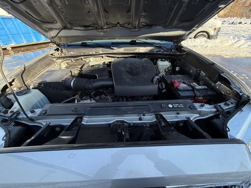 Used 2017 Toyota Tacoma TRD Off-Road image 36