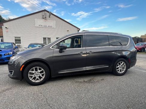 Used 2020 Chrysler Pacifica Touring-L FWD image 2